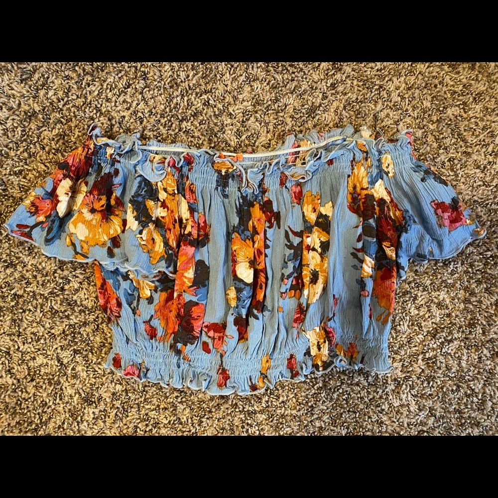 CHELSEA & VIOLET Off-the-shoulder FLORAL CROP TOP